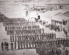 Foto antiga mostrando o ex&eacute;rcito chileno numa cidade boliviana durante a Guerra do Pac&iacute;fico