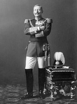O imperador alemam&atilde;o Guilherme II em p&eacute; e de bra&ccedil;os cruzados