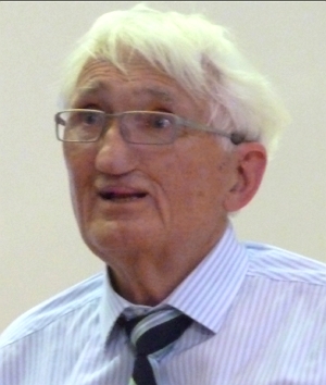 Foto de Habermas, homem idoso de cabelo branco, usando &oacute;culos.