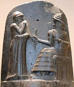 Hammurabi  recebendo sua ins&iacute;gnia real de Shamash