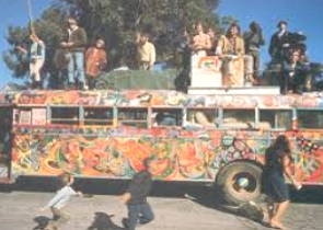 Hippies sobre um ônibus colorido