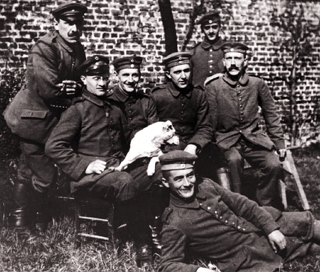 Foto de Hitler com outros soldados alemães na Primeira Guerra Mundial