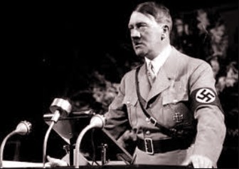 Foto de Adolf Hitler fazendo um discurso
