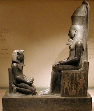 Escultura mostrando o fara&oacute; Horemebe diante do deus primordial Atum