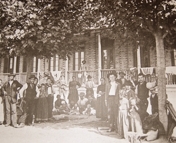Foto antiga mostrando italianos na Hospedaria dos Imigrantes em S&atilde;o Paulo
