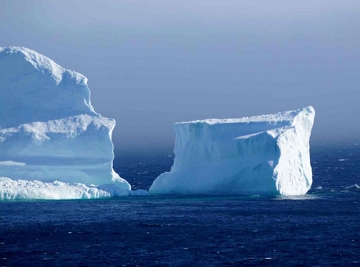 Icebergs no Oceano Glacial &Aacute;rtico