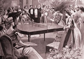 Imagem antiga mostrando mulheres jogando tênis de mesa num salão com muitas pessoas.