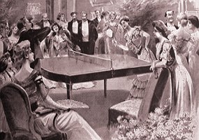 Imagem antiga mostrando mulheres jogando t&ecirc;nis de mesa num sal&atilde;o com muitas pessoas.