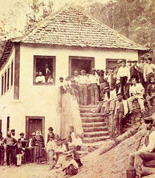 Foto antiga de imigrantes alemães numa fazenda do Espírito Santo