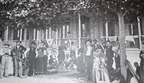 Foto antiga mostrando italianos na Hospedaria dos Imigrantes em São Paulo
