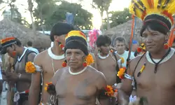 Índios brasileiros da etnia Kuikuro
