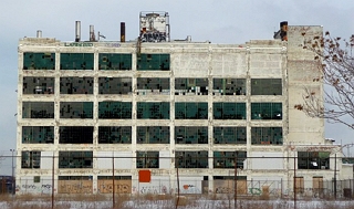 Foto do pr&eacute;dio de uma ind&uacute;stria desativada em Michigan, EUA