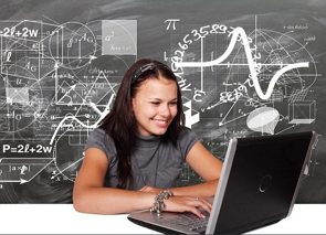 Aluna sorrindo num notebook
