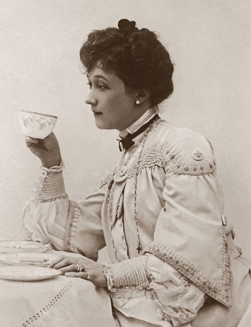 Mulher tomando ch&aacute;