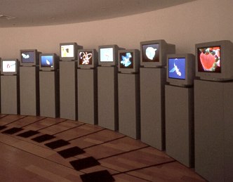 Foto de uma instala&ccedil;&atilde;o digital interativa com diversos televisores