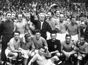 Seleção italiana comemorando a conquista da Copa de 1938