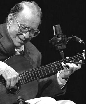 Foto do m&uacute;sico Jo&atilde;o Gilberto tocando viol&atilde;o