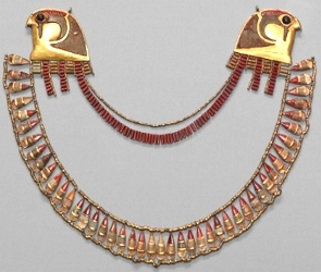 Colar dourado egípcio com adornos de cabeças de pássaros