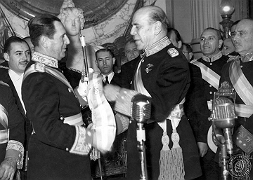 Foto de Juan Domingo Per&oacute;n recebendo os atributos de presidente