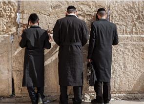 Três judeus orando no muro das lamentações em Jerusalém