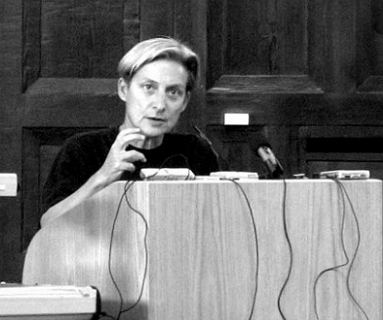 Foto do fil&oacute;sofa Judith Butler durante uma palestra