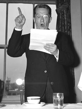 Alexander Kerensky fazendo um discurso em Washington D.C. em 1938.