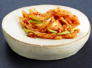 Foto de um prato com kimchi