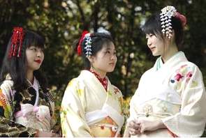 Mulheres japonesas usando kimono