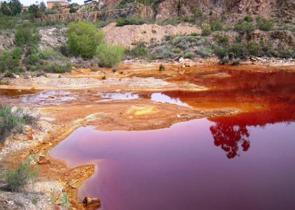 Lago contaminado pela atividade de mineração