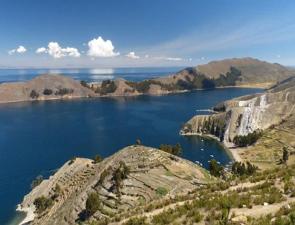 Foto aérea do Lago Titicaca no Peru