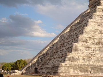 Lateral da Pir&acirc;mide de Kukulc&aacute;n, em Chich&eacute;n Itz&aacute;