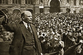Foto mostrando Lenin num discurso popular