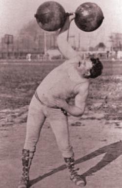 Frederick Winters levantando peso na Olimpíada de 1904