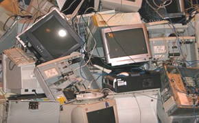 Foto mostrando exemplos de lixo eletrônico