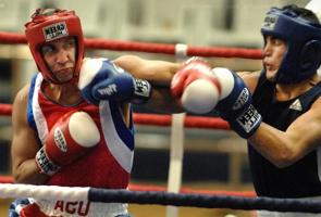 Dois boxeadores participando de uma luta de boxe