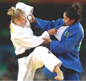 Luta de Judô feminino da categoria Leve