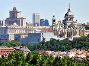 Foto de Madri mostrando prédios e uma catedral