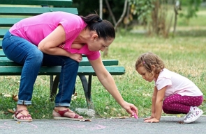 Mãe cuidando e dando atenção para sua filha