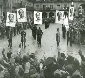 Apoiadores do franquismo fazendo uma manifesta&ccedil;&atilde;o com imagens de Francisco Franco