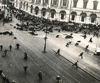 Foto de uma manifesta&ccedil;&atilde;o popular em Petrogrado em julho de 1917