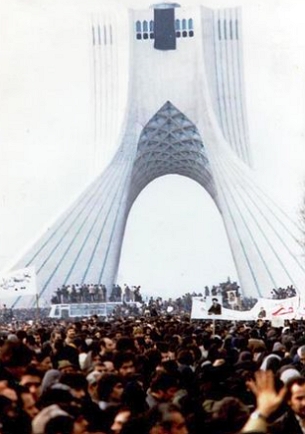 Foto de uma manifesta&ccedil;&atilde;o popular em Teer&atilde;, durante a revolu&ccedil;&atilde;o Iraniana