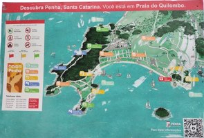 Foto de um mapa tur&iacute;sico de uma regi&atilde;o litor&acirc;nea