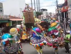Desfile de grupo de Maracatu nas ruas