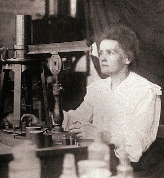 Foto de Marie Curie em seu laborat&oacute;rio