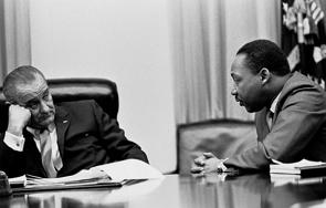 Foto de Martin Luther King numa reunião na Casa Branca com o presidente dos EUA Lyndon B. Johnson