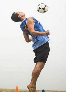 Jogador de futebol dominando a bola no peito