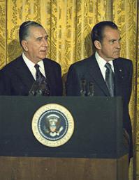 Médici ao lado do presidente dos EUA Richard Nixon