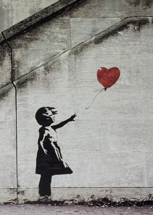 Pintura em muro de uma menina segurando um bal&atilde;o em formato de cora&ccedil;&atilde;o vermelho