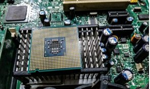 Imagem de um microchip numa placa de computadpr