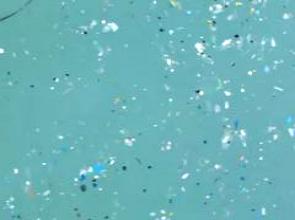 P&aacute;rticulas de pl&aacute;stico nas &aacute;guas do oceano